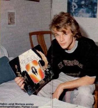 Photo of Håkon Harket holding the album cover (in color)