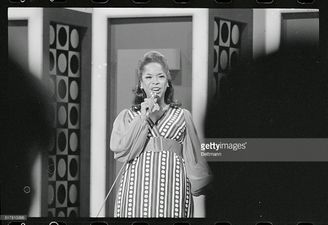Another photo of Della Reese performing on Della!.