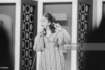 Another photo of Della Reese performing on Della!
