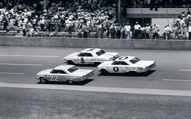 Roberts racing against Junior Johnson (3) and Tiny Lund (0).