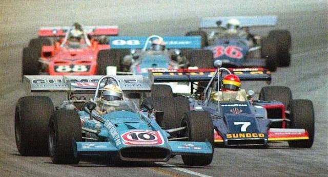 Lee Kuzman (10) leading a pack in an Eagle-Offenhauser. He would ultimately finish the race in fourth.