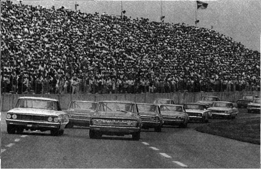 The start of the race, with Jimmy Pardue in the first position.