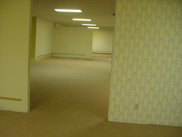 Hi I'm in level fun and found the room from the original image. : r/ backrooms