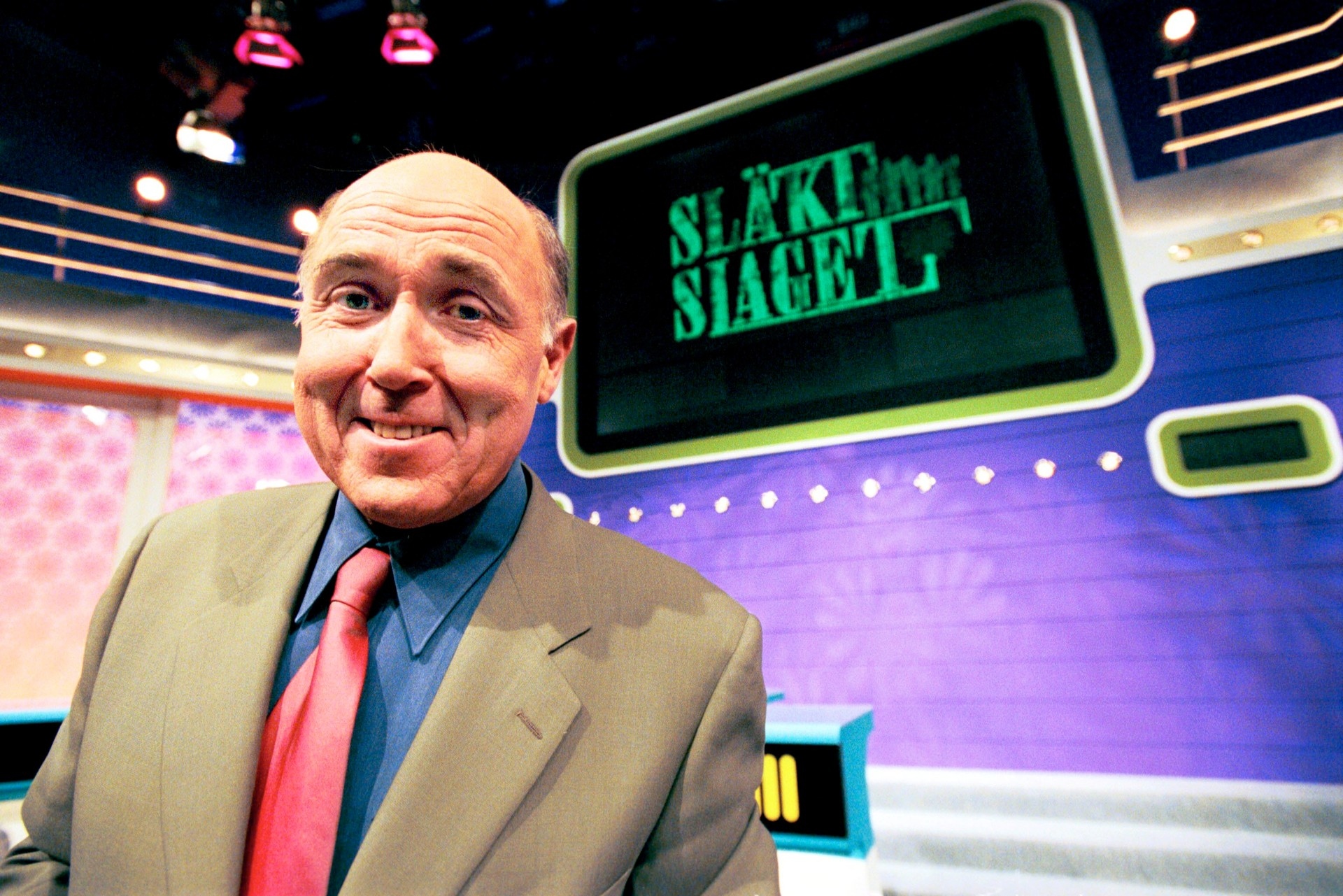 Släktslaget (lost Swedish adaptation of "Family Feud" game show; 2000