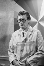 Another photo of Tom Poston on the set of the episode "Super Plastic Elastic Goggles".