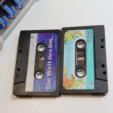 A picture of the German tapes "Die Welt des 2-XL" and "Wunderbare Unterwasserwelt."