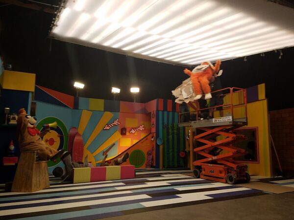 Behind-the-scenes photo with the main Splits on set, while Bingo is being thrown off scissor lift.