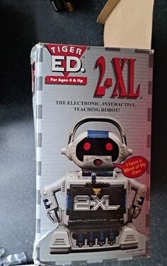 Image #5 of the box for the "Tiger Ed." release of the Tiger 2-XL robot in the UK (taken from eBay listing).