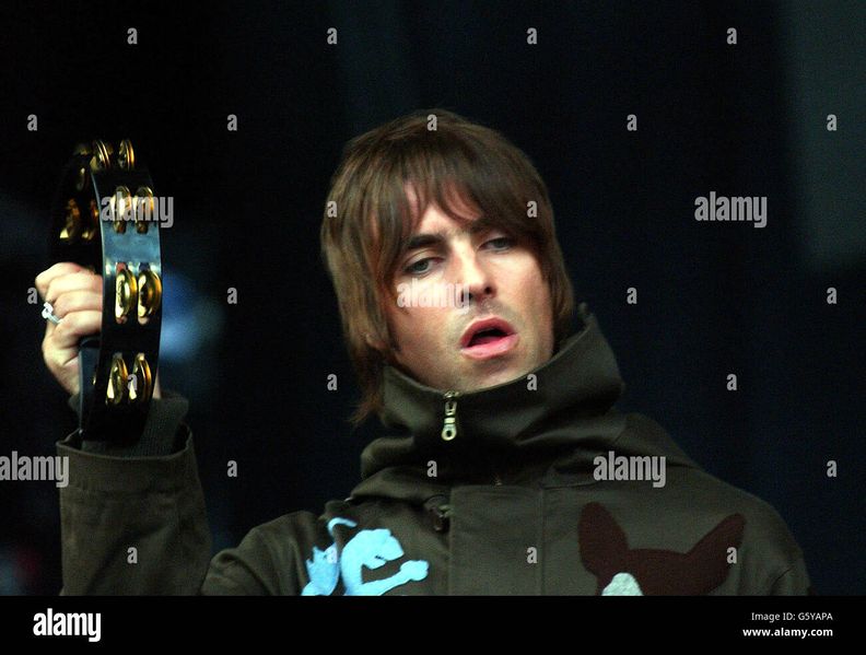 File:Oasis-frontman-liam-gallagher-performing-on-stage-at-londons-finsbury-G5YAPA.jpg