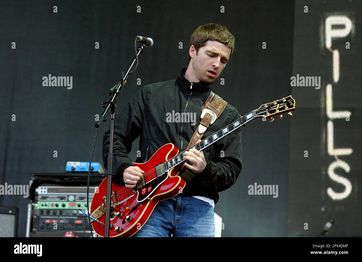 Singer-of-pop-band-oasis-noel-gallagher-performing-at-finsbury-park-last-night8-july-2002-photo-andy-paradise-2FKRJMF.jpg
