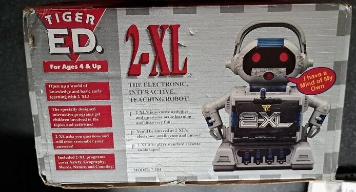 Image #4 of the box for the "Tiger Ed." release of the Tiger 2-XL robot in the UK (taken from eBay listing).