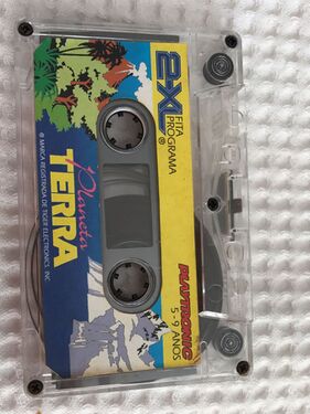 "Planeta Terra", one of the tapes released for the 2-XL robot in Brazil (taken from a enjoei.com.br listing).