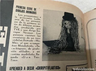 A part of an old newspaper with text describing the series, and to it's left, an image from the show. In this image we see a princess named Lolín. Lolín has long, curly hair and a long gown. She's also wearing what appears to be D. Tontóns hat.
