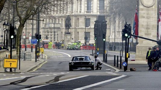 The Hoonicorn approaching the Cenotaph.