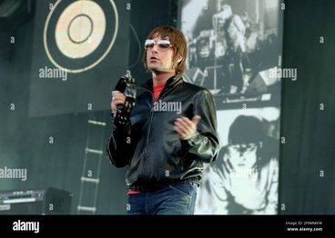 Lead-singer-of-pop-band-oasis-liam-gallagher-performing-at-finsbury-park-last-night8-july-2002-photo-andy-paradise-2F9MMKW.jpg