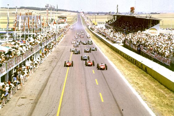 The Ferraris lead the field at the start.