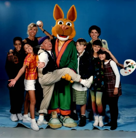 Cast of the series.