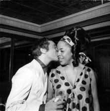 A promotional photo of Sandy Baron and Della Reese on the set of Della!.