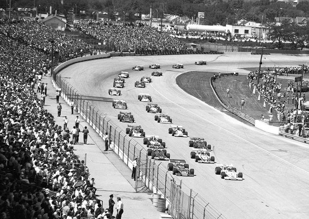 Bobby Unser (6) and Jerry Grant (48) leading the field for the start.