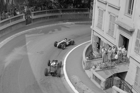 Brabham ahead of Moss.